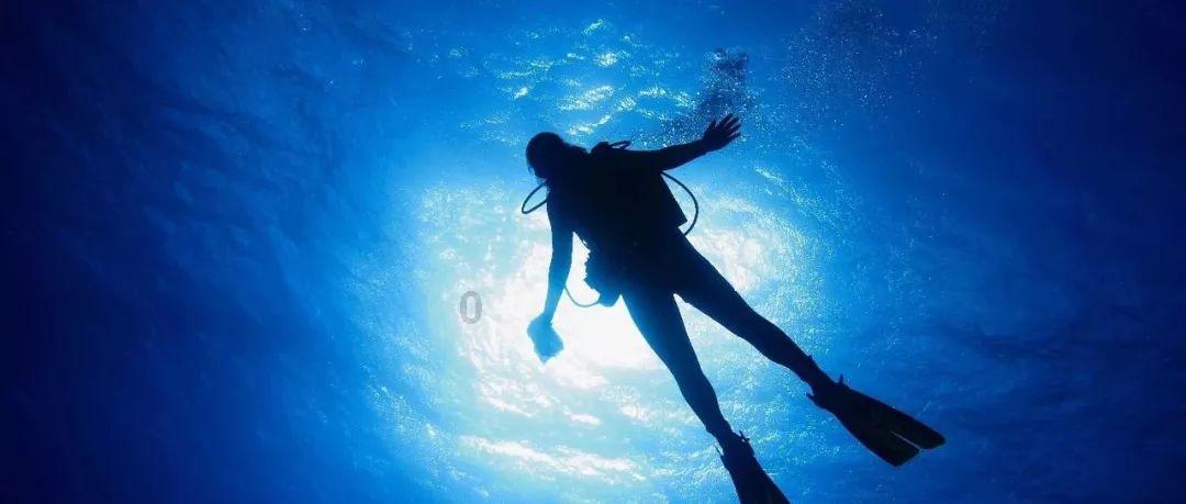 逃离海滩的女孩