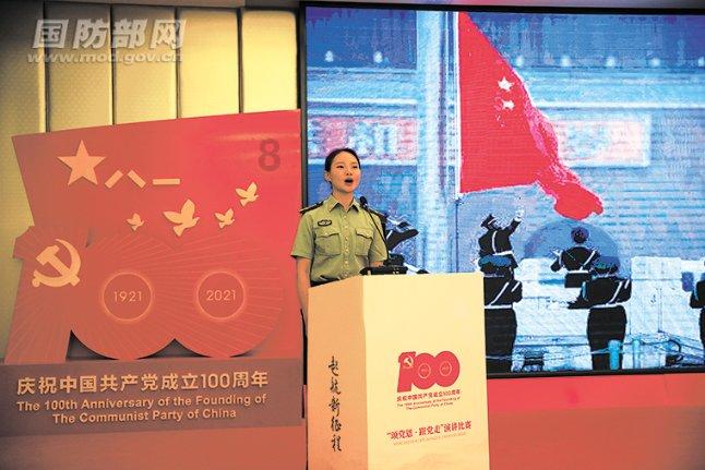 必须得打一顿了！熊孩子放炮点着草坪，灭不掉吓得四散奔逃