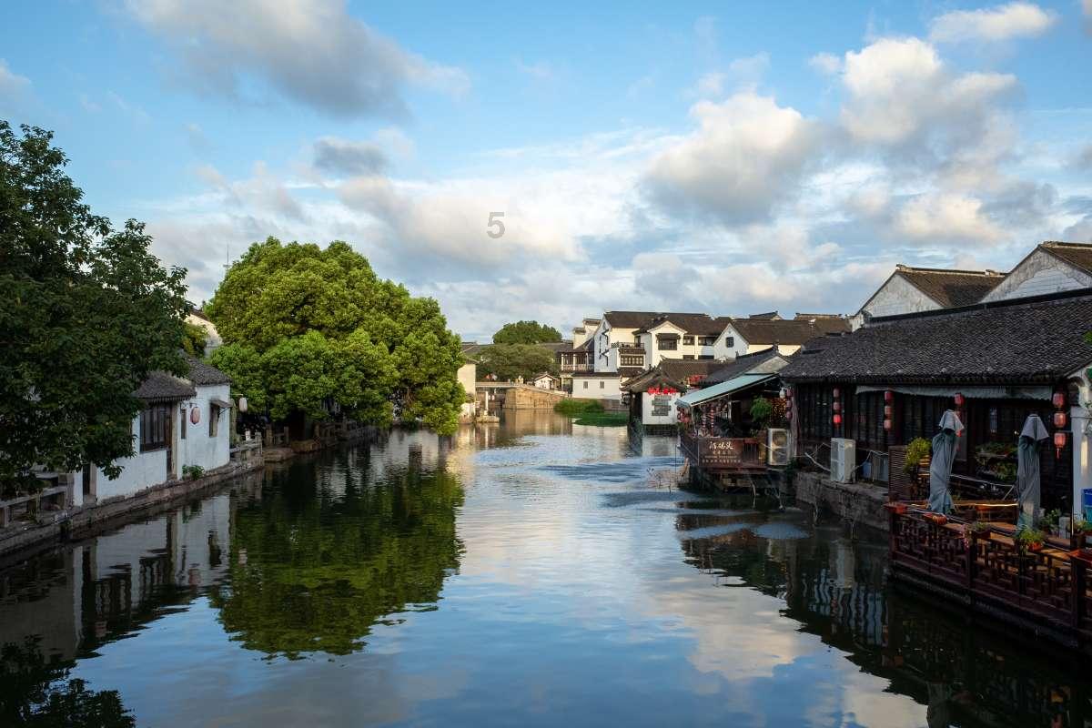 共建共享全国文明城市 智能垃圾房助力垃圾分类更高效